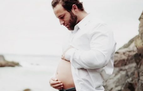 Pria Ini Bikin Sesi Foto Maternity nya Sendiri